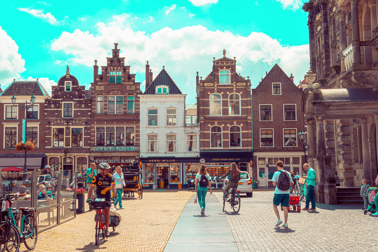 Mensen wandelen door de historische binnenstad van Delft